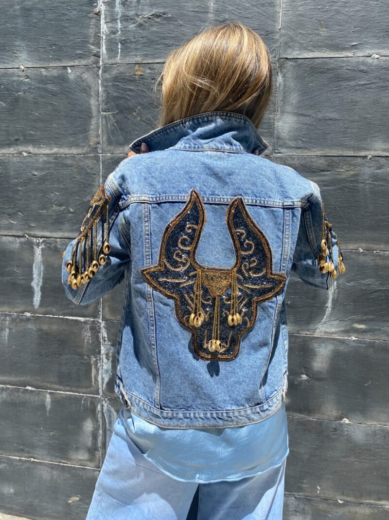 Chaqueta vaquera con toro bordado - Imagen 4