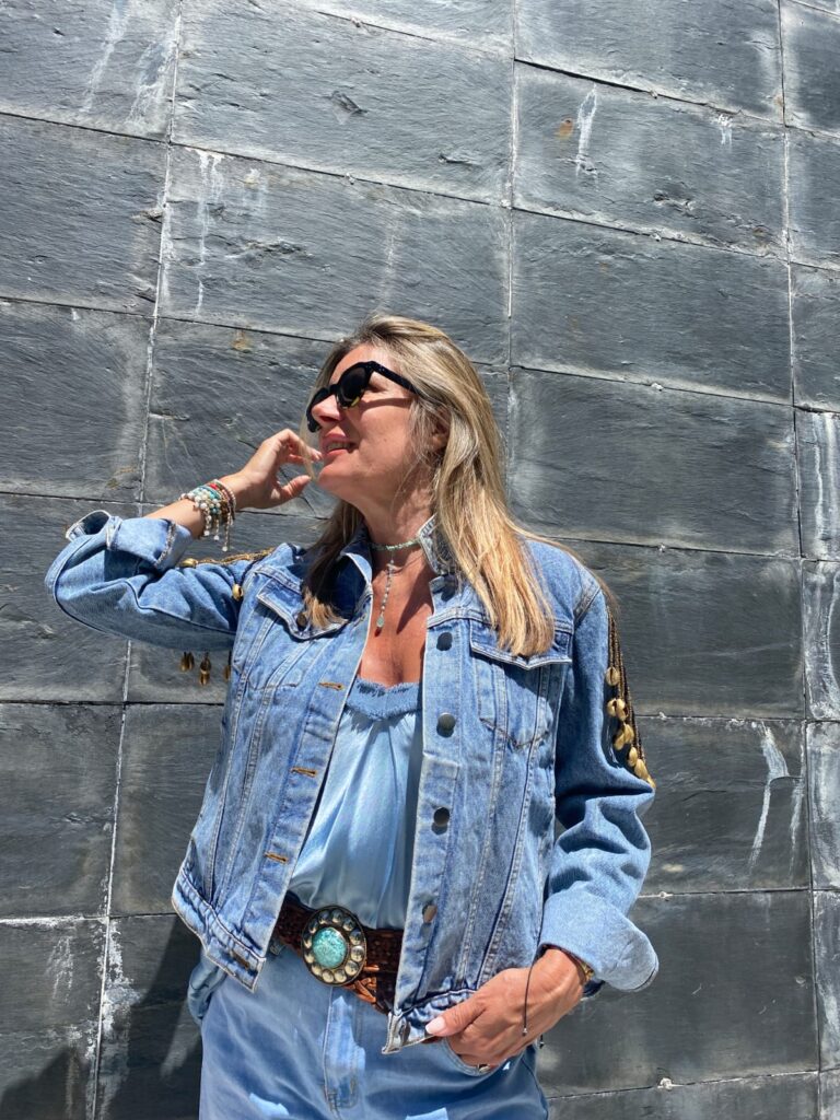 Chaqueta vaquera con toro bordado 4