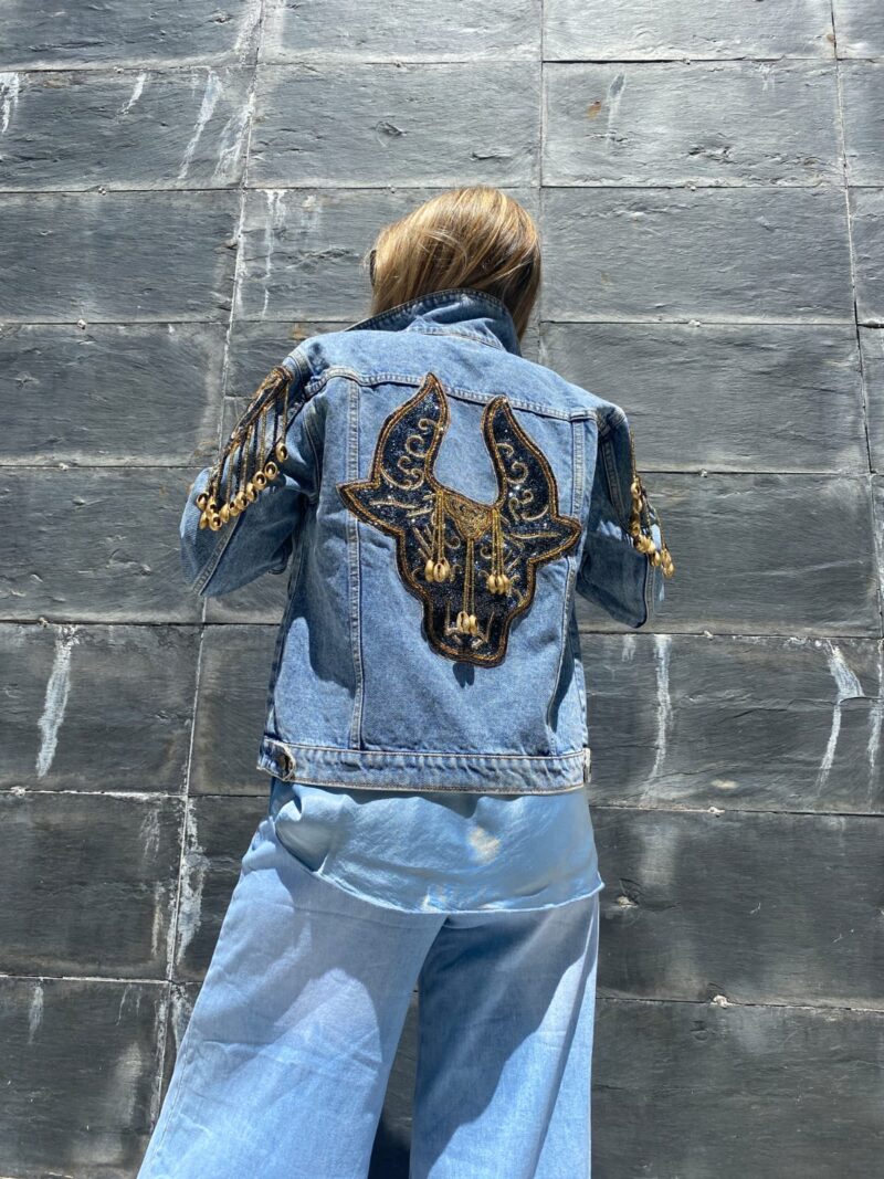 Chaqueta vaquera con toro bordado - Imagen 2