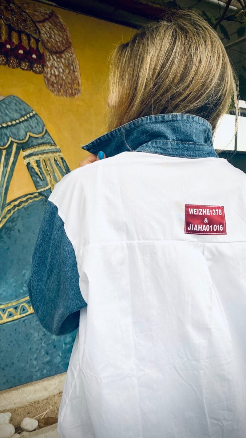 Camisa blanca combinada con detalles en vaquero - Imagen 3