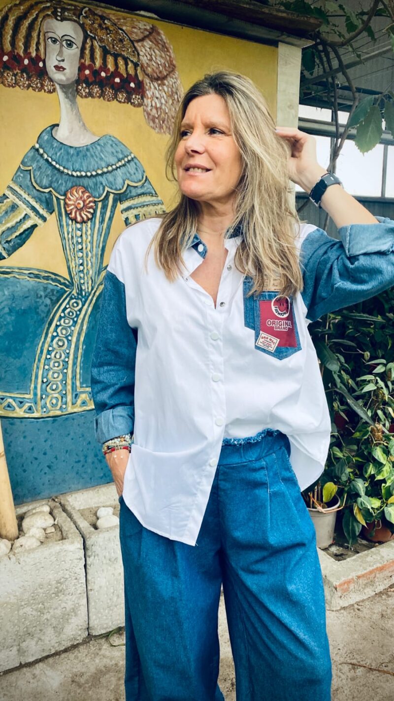 Camisa blanca combinada con detalles en vaquero
