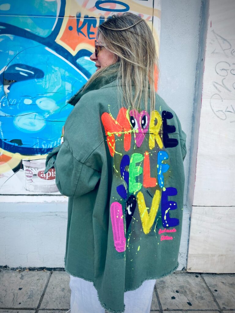Chaqueta pintada a mano love