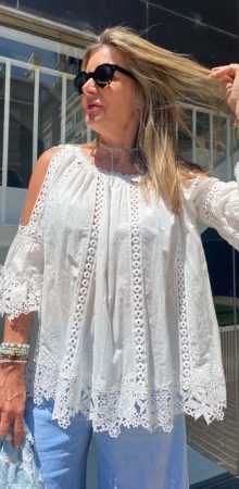 Blusa de algodón con encaje y hombro descubierto