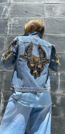Chaqueta vaquera con detalles de pedrería bordada y conchas